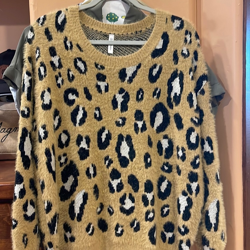Cheetah sweater, size S/M